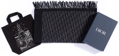 un gros plan sur un sac et un livre posés sur une surface blanche