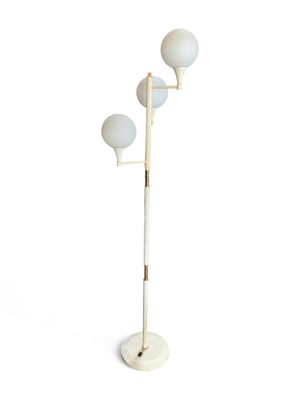une photo d'un lampadaire blanc sur fond blanc