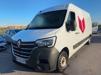 une camionnette blanche garée dans un parking à côté d'autres voitures