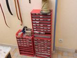 une pièce où de nombreux outils sont accrochés au mur