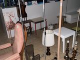 deux lampes et une chaise dans une pièce où se trouvent une table et des chaises