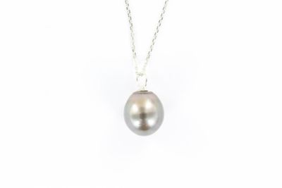 un gros plan d'un collier composé d'une perle montée sur une chaîne