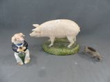 une figurine représentant un cochon et une souris posée sur une table