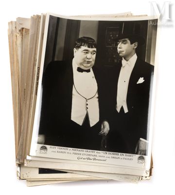 de nombreuses vieilles photos en noir et blanc représentant deux hommes en smoking