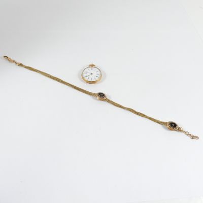 un gros plan sur un bracelet en or orné d'une montre