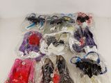 beaucoup de sacs en plastique contenant divers objets