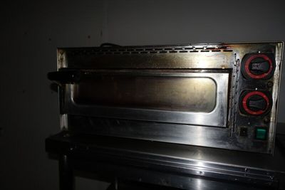 une photo d'un four grille-pain posé sur une table