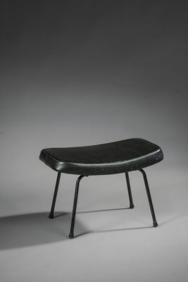une photo en noir et blanc représentant un petit tabouret posé sur une surface blanche