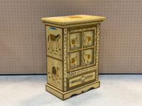 Petit meuble d'appoint en bois à décor d'éléphants. (photo 5)