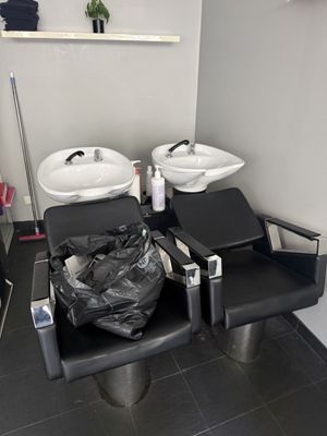 Deux bacs à shampoing, garniture en simili cuir noir