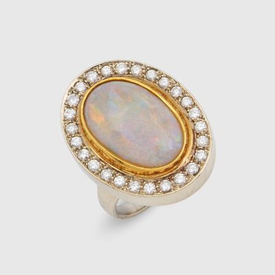 une bague en oplite et diamants