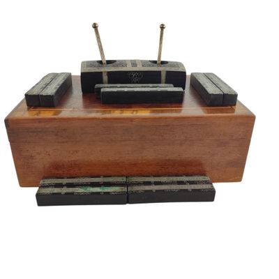 une boîte en bois sur laquelle est posée une radio