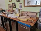 un plan de travail de cuisine sur lequel sont posés de nombreux objets