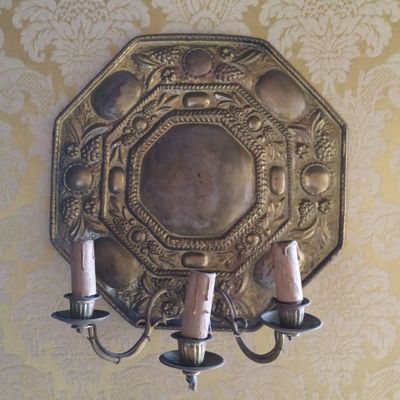 une photo d'un bougeoir fixé au mur