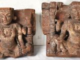une paire de sculptures en bois représentant une femme et un homme