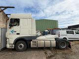 un camion garé à côté d'un immeuble