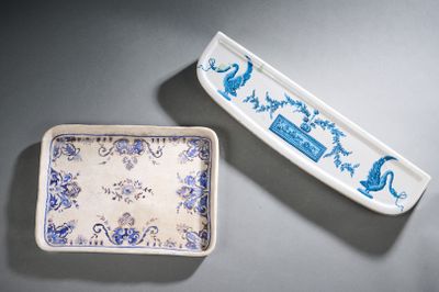 deux assiettes bleues et blanches posées sur une table