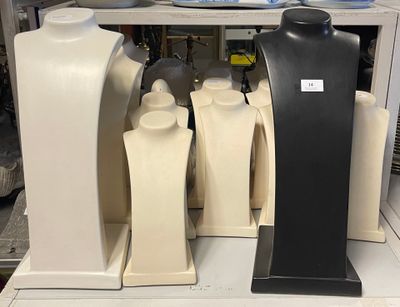 de nombreux mannequins exposés dans un magasin