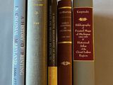 trois livres posés l'un à côté de l'autre sur une table