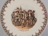 une assiette sur laquelle figure la photo d'un groupe de personnes