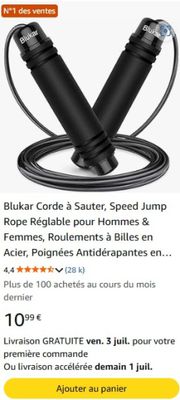 un gros plan d'un téléphone portable auquel est branché un câble