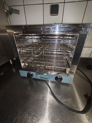un grille-pain four posé sur un comptoir dans une cuisine