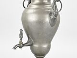une image représentant un vase en argent surmonté d'un oiseau