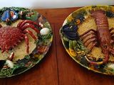 deux assiettes contenant des plats différents