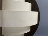 un gros plan d'un luminaire mural