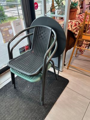 une chaise qui se trouve devant une fenêtre