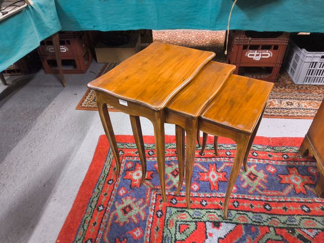 Trois tables gigognes, pieds galbés.