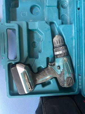 un outil bleu dans une boîte bleue contenant des outils
