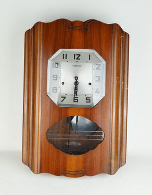 une horloge en bois posée sur une table