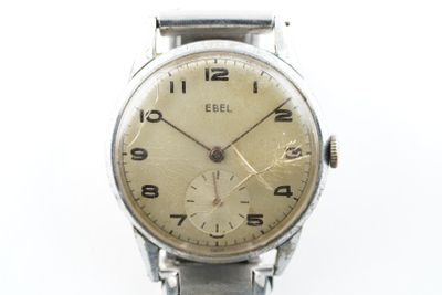 une image d'une montre-bracelet sur fond blanc