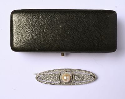 Broche Navette en or gris 18K (750/oo) et platine (850/oo) à…