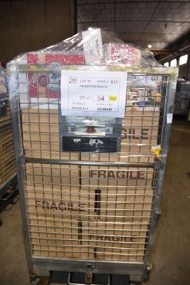 un chariot contenant de nombreux cartons dans un entrepôt