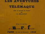 un livre jaune avec des inscriptions noires, posé sur une table