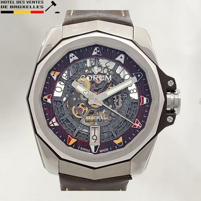 une montre exposée sur une surface blanche