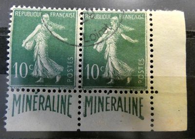 deux timbres sur une feuille de papier représentant une femme tenant une raquette de tennis