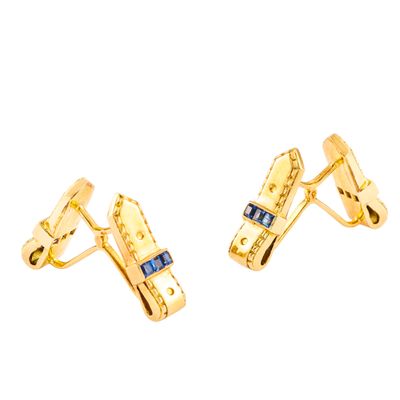 une paire de boucles d'oreilles en or ornées de pierres bleues