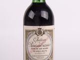 gros plan d'une bouteille de vin sur fond blanc