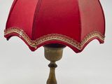 une lampe rouge posée sur une table