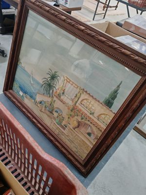 une photo d'un tableau posé sur un banc dans une pièce