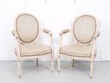 paire de fauteuils français de style Louis XVI à dossier en rotin