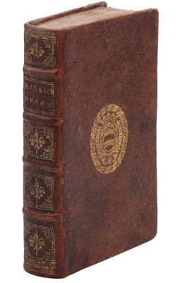 un vieux livre orné d'un emblème doré sur la couverture