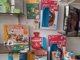 de nombreuses boîtes de céréales sur une étagère dans un magasin