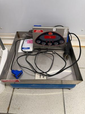 a machine that is sitting on the floor in a room