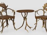 deux chaises et une table sur lesquelles sont posées des antilopes