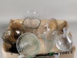 une boîte en carton contenant tout un tas d'objets en verre