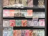 une photo d'une vitrine remplie de timbres